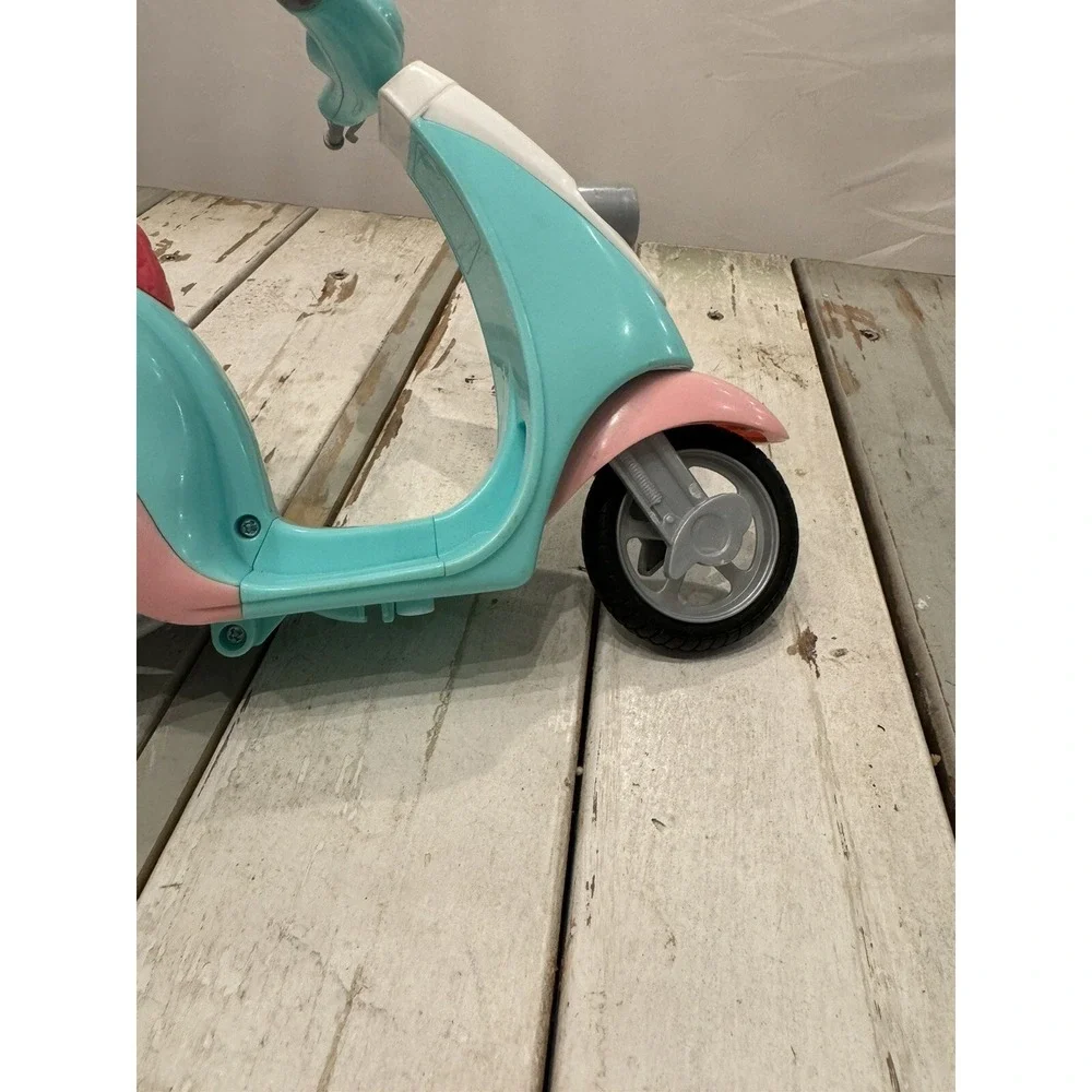 Mattel Barbie MALIBU AVE GLAM SCOOTER 2011 Pink Green Toy No Lid On Cargo Case